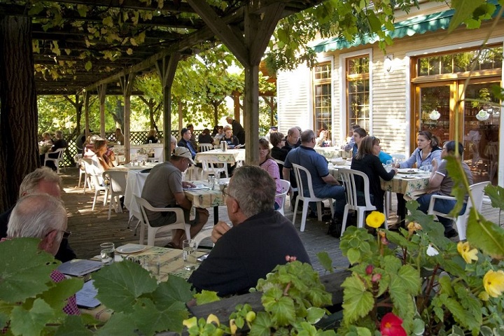 Le vignoble de l'Orpailleur à Dunham. Vue de la terrasse par beau temps.